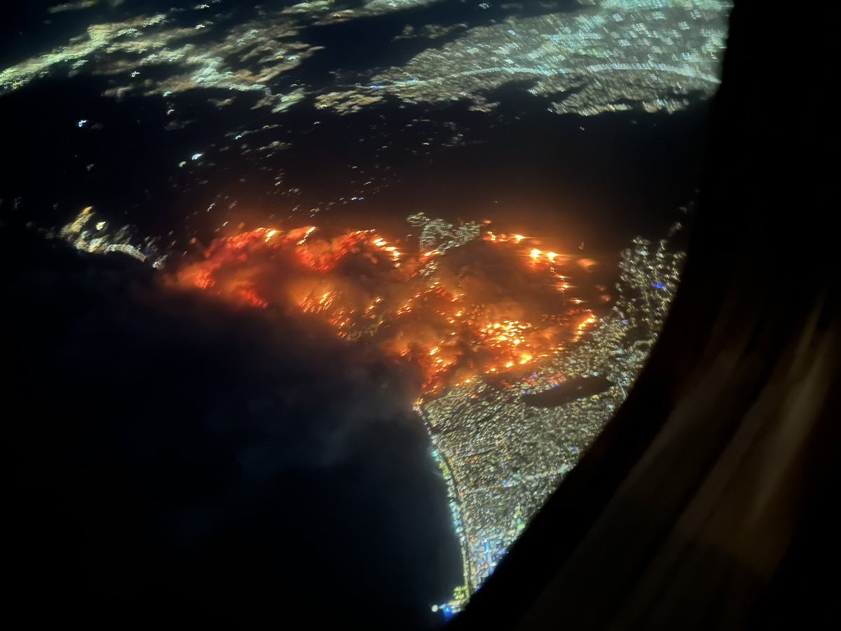 Blick vom Himmel über LA. Pacific Palisades und Malibu in Flammen