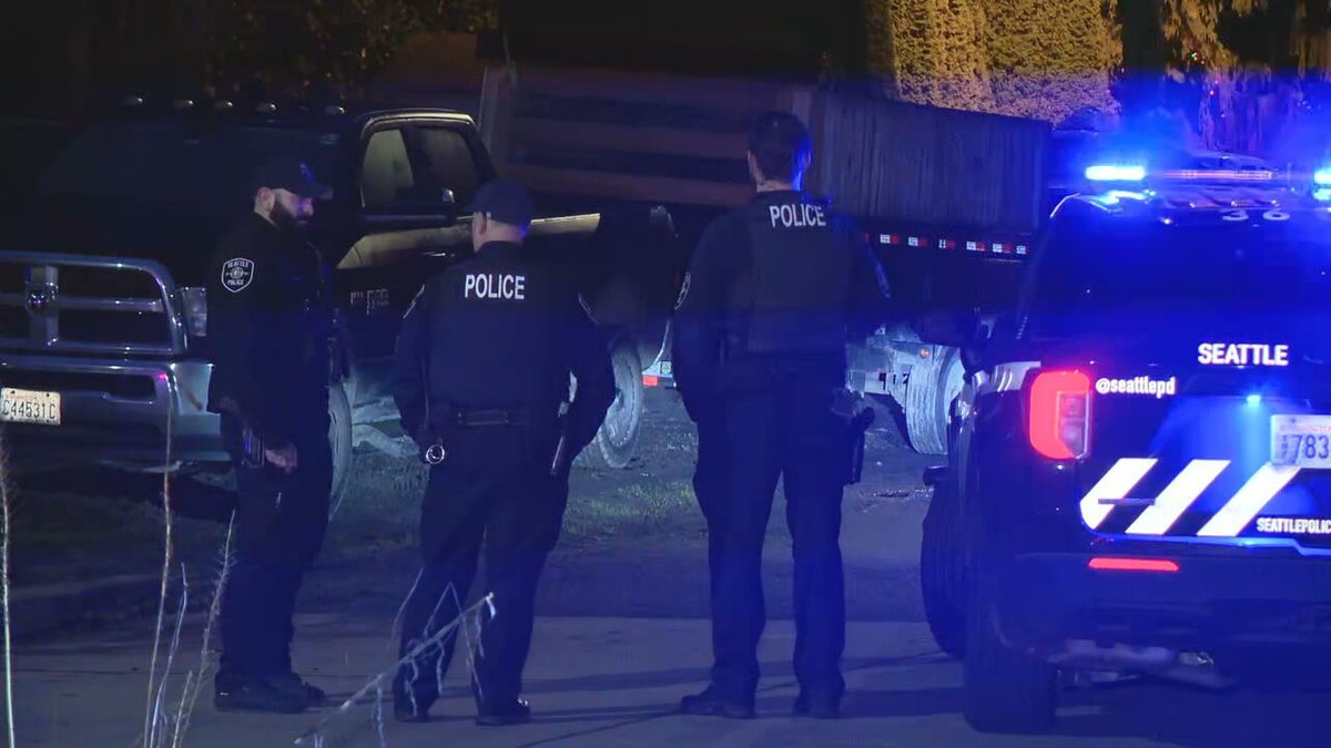 Two teenagers were shot this morning while they were walking in the South Park neighborhood of Seattle. Both have been taken to @harborviewmc.  Dozens of shell casings are visible in the street