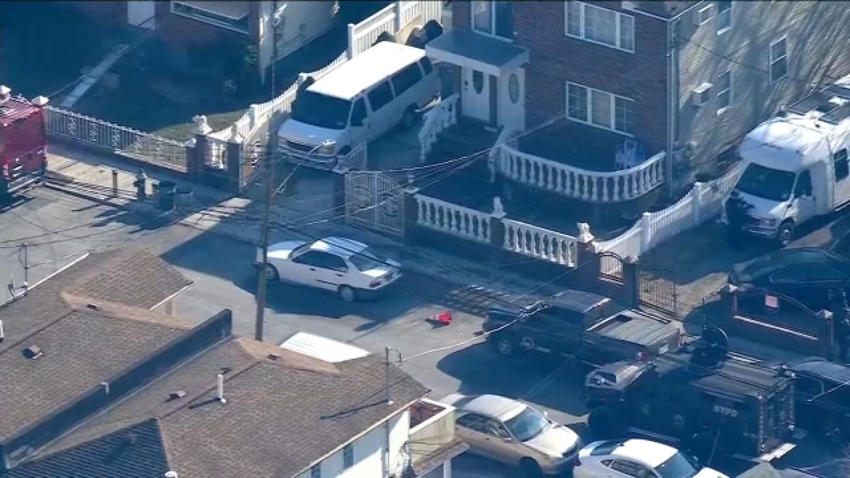 NYPD searching for suspect wanted for shooting man in home in Springfield Gardens, Queens