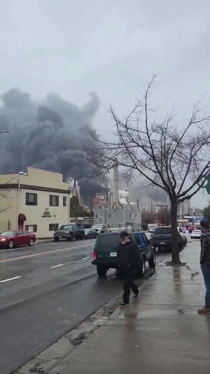 Großes Feuer bricht in der Martinez-Raffinerie im Contra Costa County, Kalifornien aus