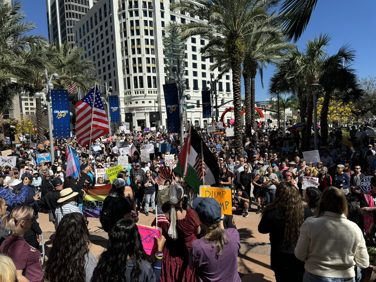 Des centaines de personnes se sont rassemblées devant l'hôtel de ville d'Orlando pour un rassemblement  Not My President's Day  afin de protester contre la deuxième administration Trump dans le cadre du mouvement 50501