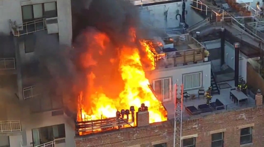 Manhattan *2ND ALARM* Box 0533168 Bank St squad 18 has fire from the roof extending to exposures