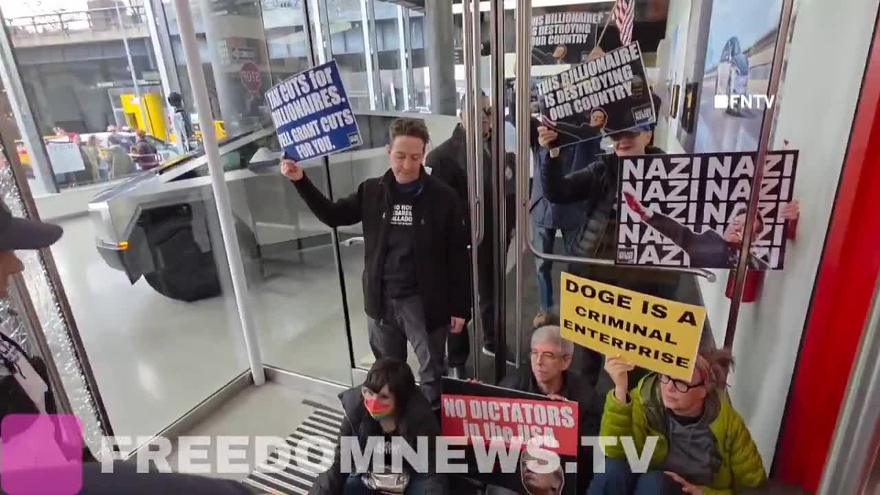 Die New Yorker Polizei verhaftet Anti-DOGE-Demonstranten vor dem Tesla-Händler in Manhattan. Eine große Menge von Demonstranten draußen skandiert: „Verhaftet Musk.