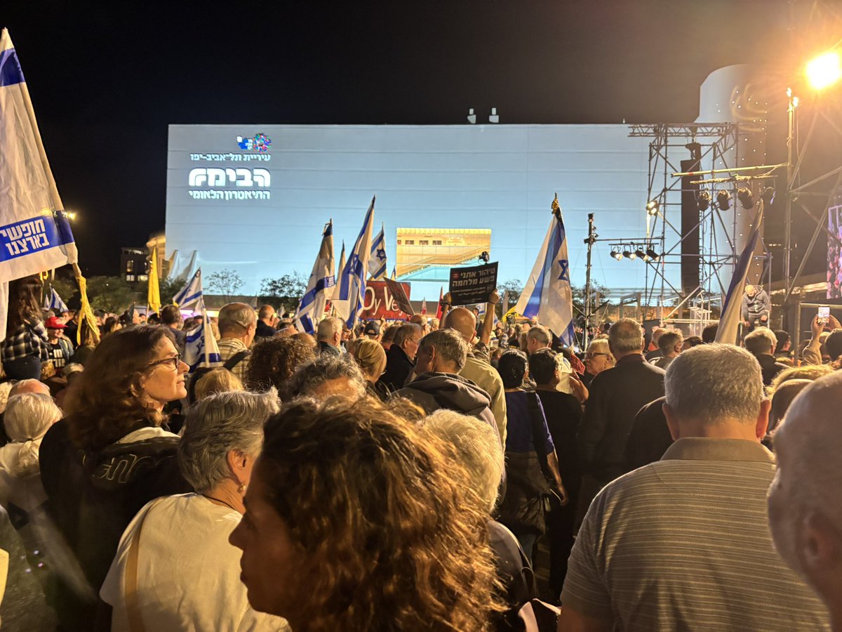 Zehntausende Demonstranten versammelten sich in Tel Aviv zur größten Kundgebung der letzten Monate, aber immer noch weit entfernt von den Zahlen während der Anti-Regierungs-Proteste im Jahr 23'