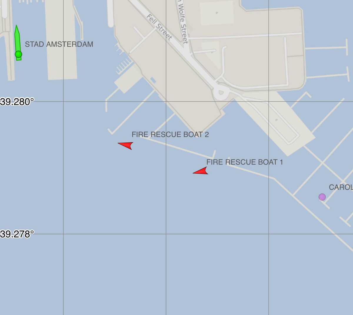 Land, sea, and hazmat units from @BaltimoreFire are back out in Harbor East/Fells Point with what appears to now be ≈2,000 gallons of spilled fuel in the Inner Harbor