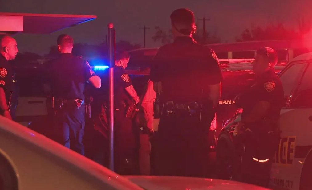 Man in critical condition after shooting at apartment complex on far South Side