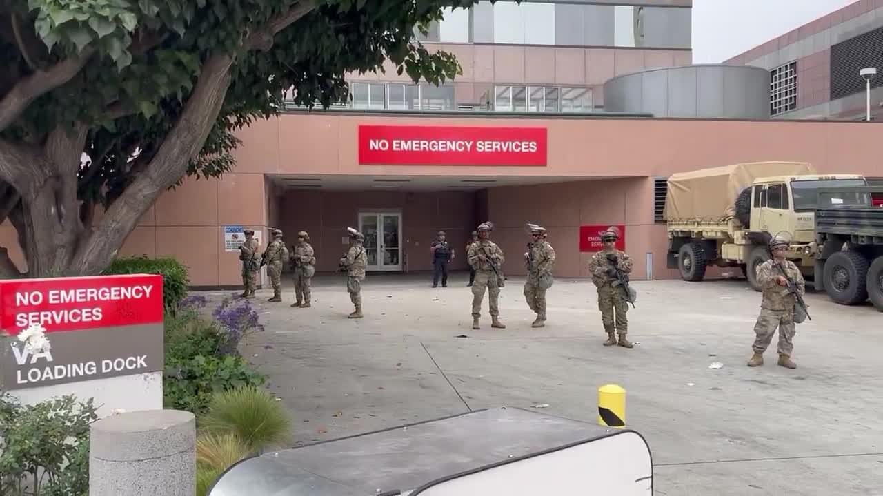 Ulusal Muhafızlar, Los Angeles şehir merkezindeki federal gözaltı merkezinin dışında konuşlandı