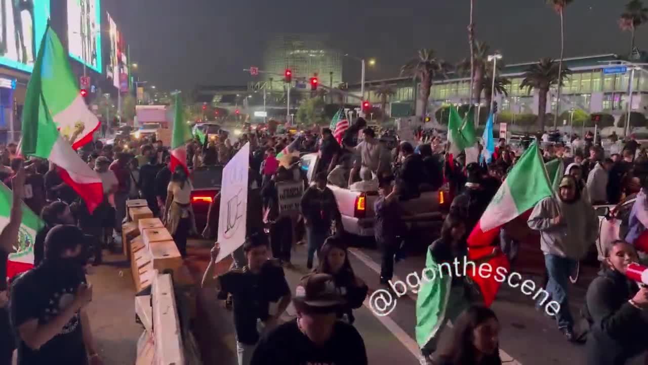 Los Angeles'taki Figueroa Caddesi'nde yürüyen protestocular