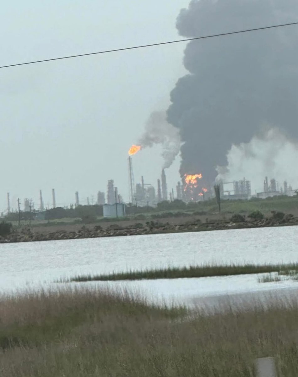 Large fire at Marathon Oil facility in Texas City, Texas; residents asked to stay inside
