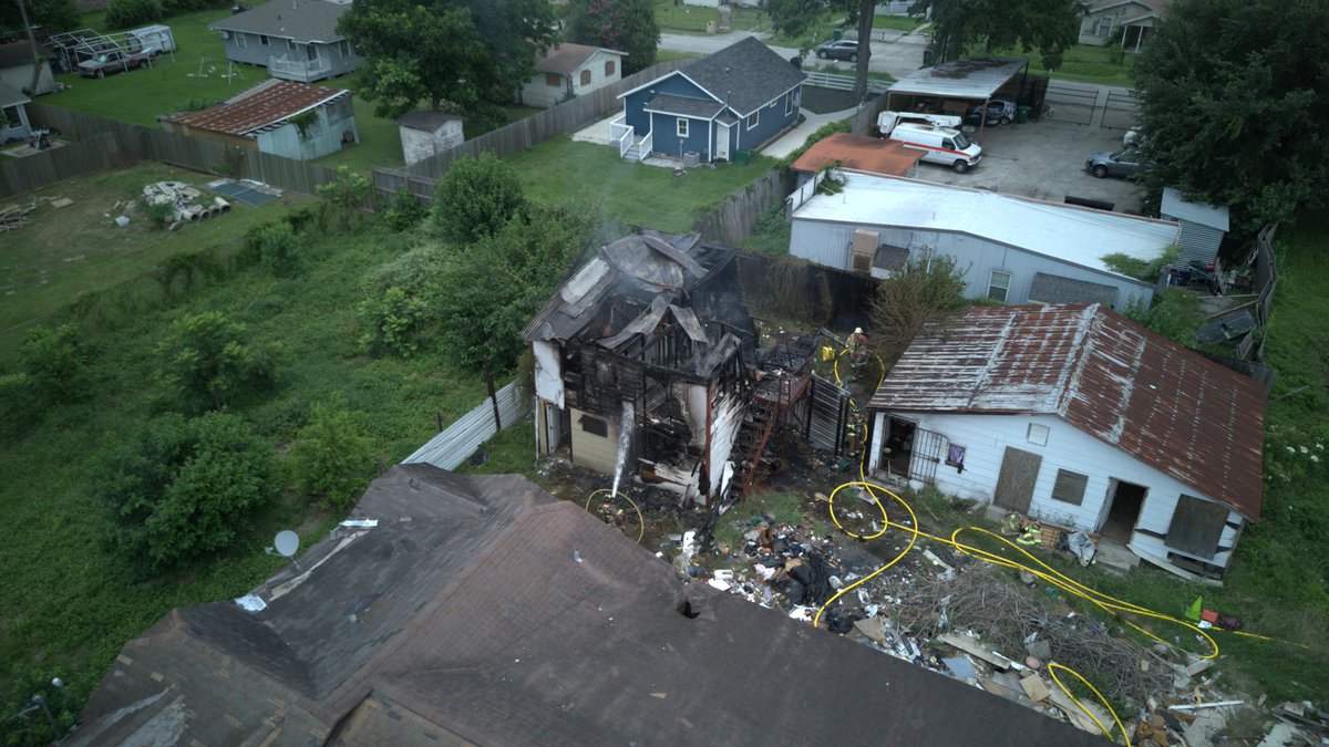 @HoustonFire is working to put out a house fire at 750 Fair Street in Acres Homes. The home sustained heavy damage as firefighters battled the flames and feels like temps.