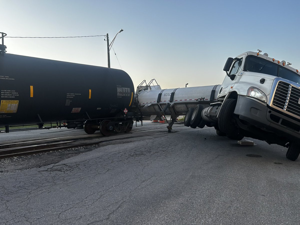 @BaltimoreFire was dispatched to the 2600 blk of Cannery Ave. for a reports of  a tractor trailer collision with  a train. Upon arrival, units  confirmed no injuries &amp; no leaks