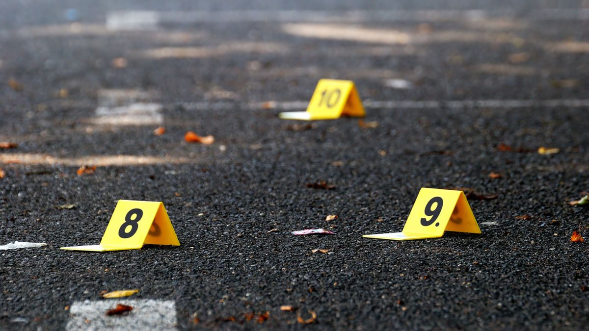 18 shot, 4 fatally, in Chicago drive-by outside restaurant and lounge