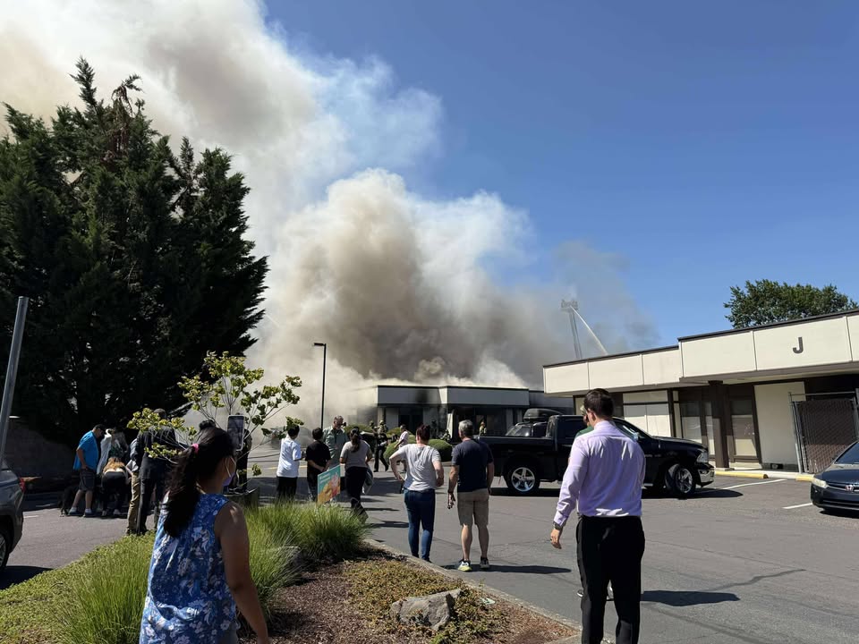 Crews are responding to a fire at a commercial building in Salem along Coral Avenue Northeast. People are asked to avoid the area.