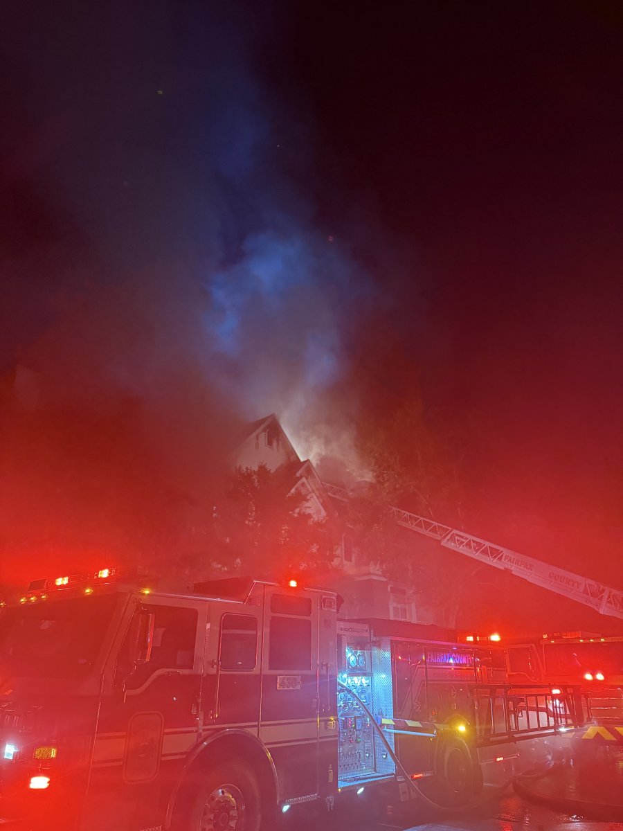 Fairfax  Bravest are on scene of a 3-alarm garden-style apt fire in 2500 blk of Farmcrest Dr in Frying Pan. Units arrived to fire showing from 2nd & 3rd floors. Working to confine/extinguish fire. No reported civilian injuries. 1 FF transferred with  non-life-threatening injuries