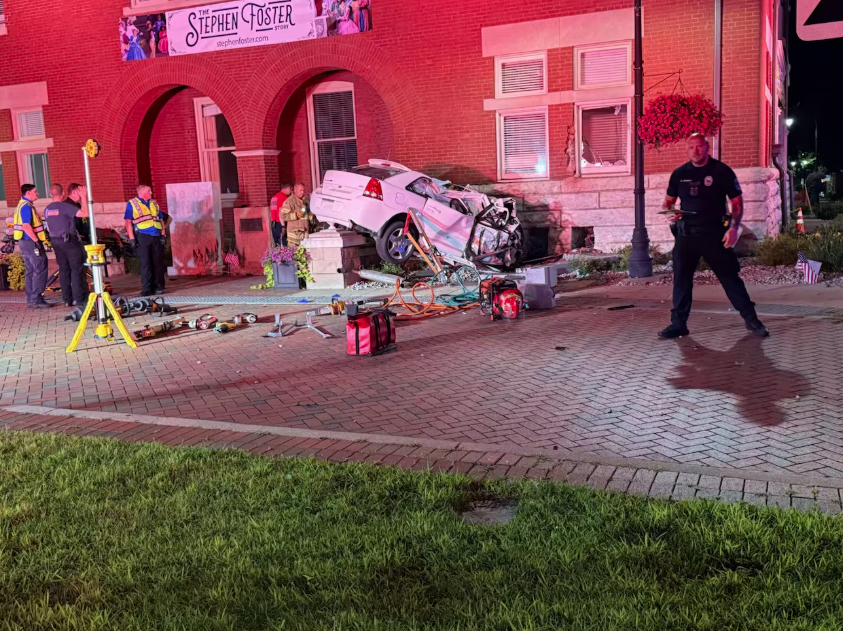 1 dead after car crashes into Kentucky courthouse