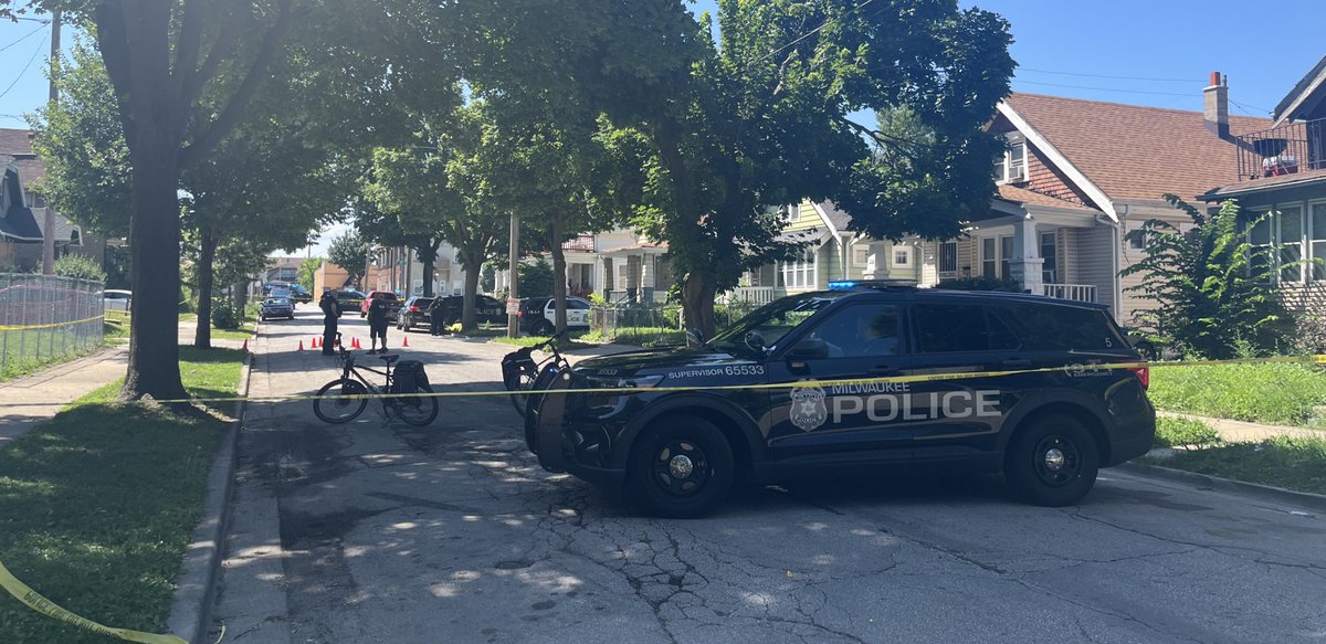 A polícia está investigando relatos de um duplo tiroteio perto da esquina da 19th com a Nash, na zona norte de Milwaukee. Aguardamos notícias da polícia sobre uma possível vítima.