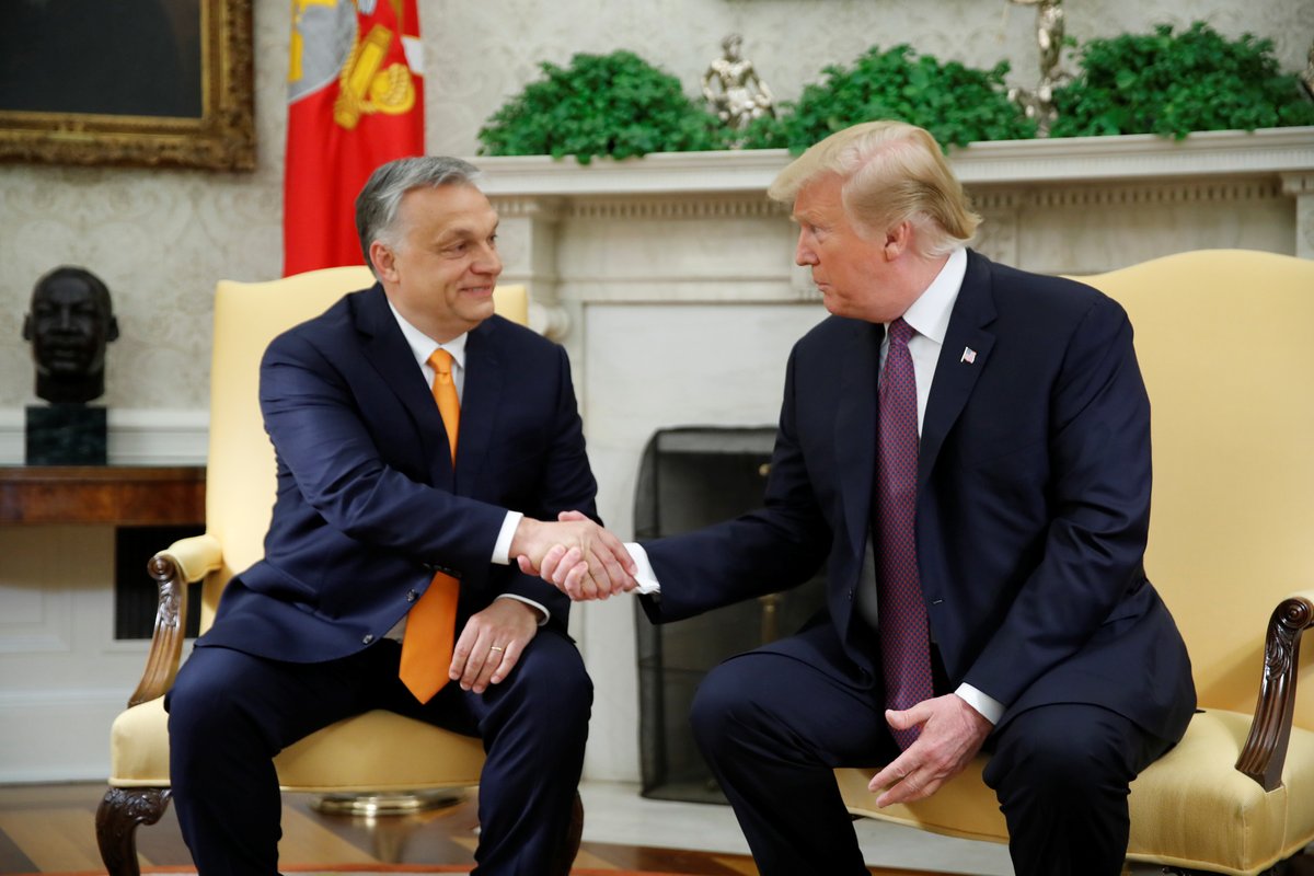Das von den USA und der Europäischen Union unterzeichnete Rahmenhandelsabkommen sei schlechter als das zuvor zwischen Großbritannien und den USA geschlossene Handelsabkommen, sagte der ungarische Ministerpräsident Viktor Orbán. „Das ist kein Abkommen. (Präsident) Donald Trump hat (EU-Kommissionspräsidentin) Von der Leyen zum Frühstück verspeist. Das ist passiert, und wir hatten es schon vermutet, da der US-Präsident ein Schwergewicht in Verhandlungen ist, während die Präsidentin ein Leichtgewicht ist.