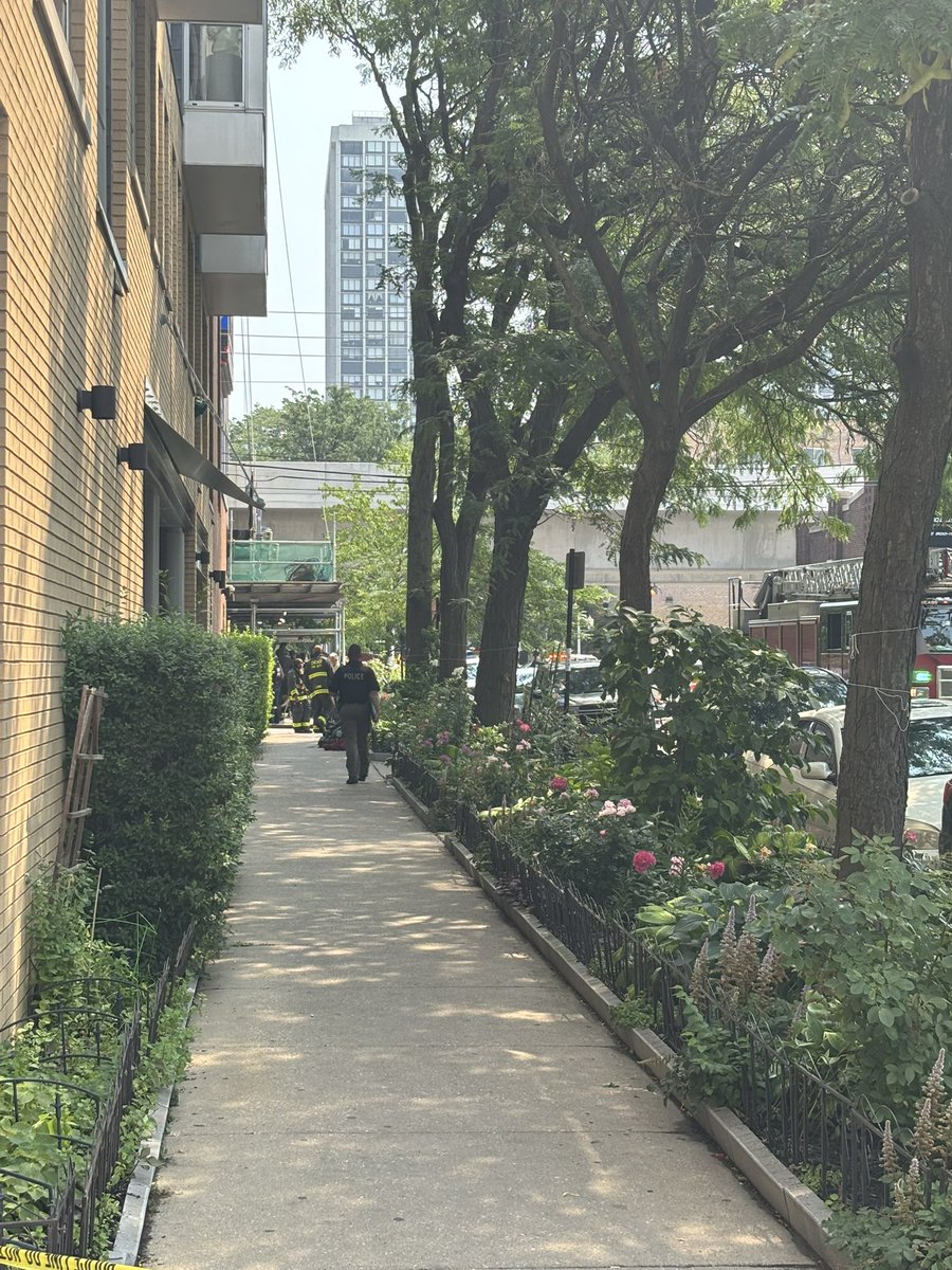 1122 W Catalpa: a High Risk Search Warrant was executed by SWAT. HRSW Chicago  @SPOTNEWSonIG Something is going on between N broadway ave and West Catalpa Ave. There are police officers everywhere, firefighters, and tactical police units on the scene