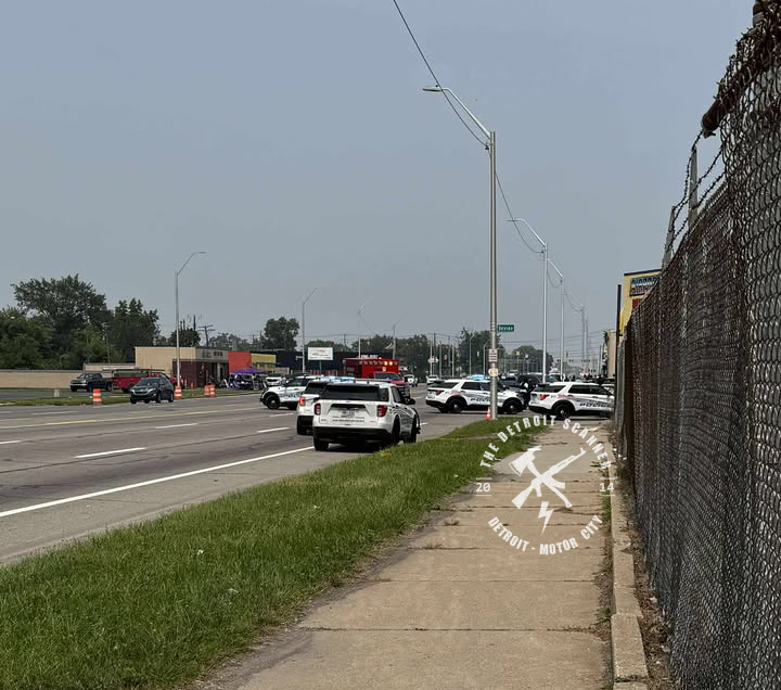 A DetroitPolice Officer is fighting with a mental at French Rd & Gratiot. Multiple officers are responding to assist. Sounds like the scene is secure. The officer has been conveyed to the hospital by officers on scene.  Detroit's East Side