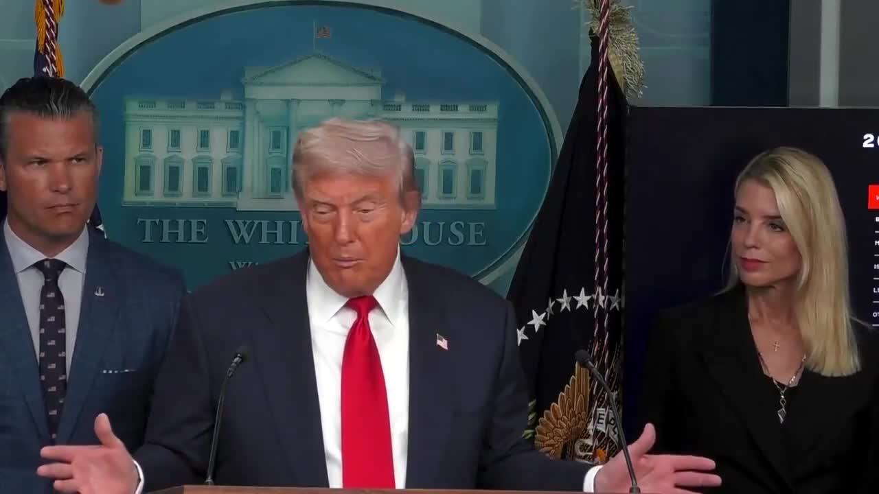 Trump: „Wenn es sein muss, werden wir dasselbe in Chicago tun, was eine Katastrophe ist. Wir haben dort einen völlig inkompetenten Bürgermeister und einen inkompetenten Gouverneur. Hoffentlich schaut LA zu.