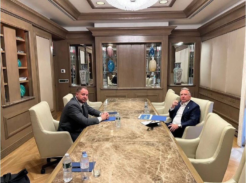 Il capo dell'ufficio del presidente ucraino Andriy Yermak ha incontrato l'inviato speciale di Trump Steve Witkoff