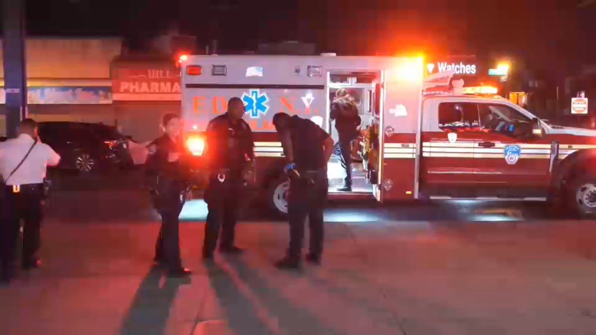 Man slashed in face at Bronx subway station, attacker on the run