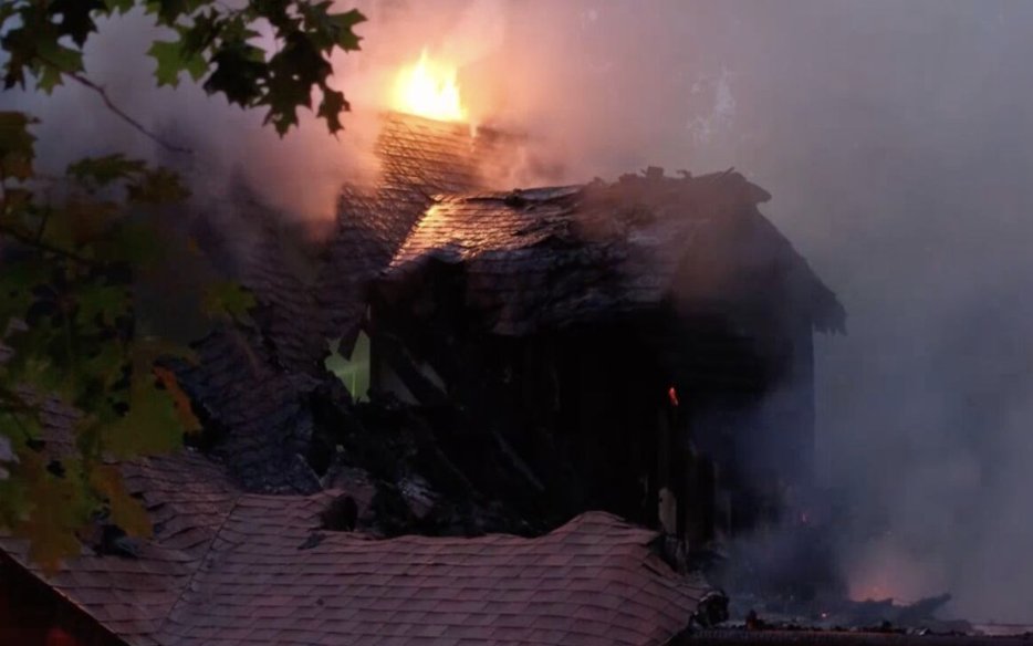 2 escape house fire near Ozark, Mo