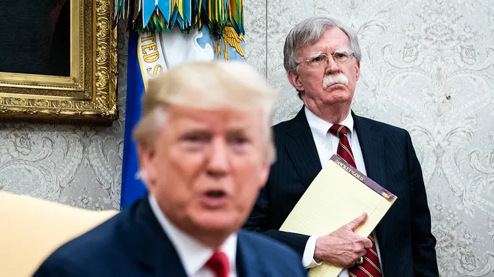 Dokumenty sądowe ujawniają, że FBI skonfiskowało teczki, komputery i inne rzeczy oznaczone nazwiskiem Trumpa podczas rewizji w domu Johna Boltona w Maryland