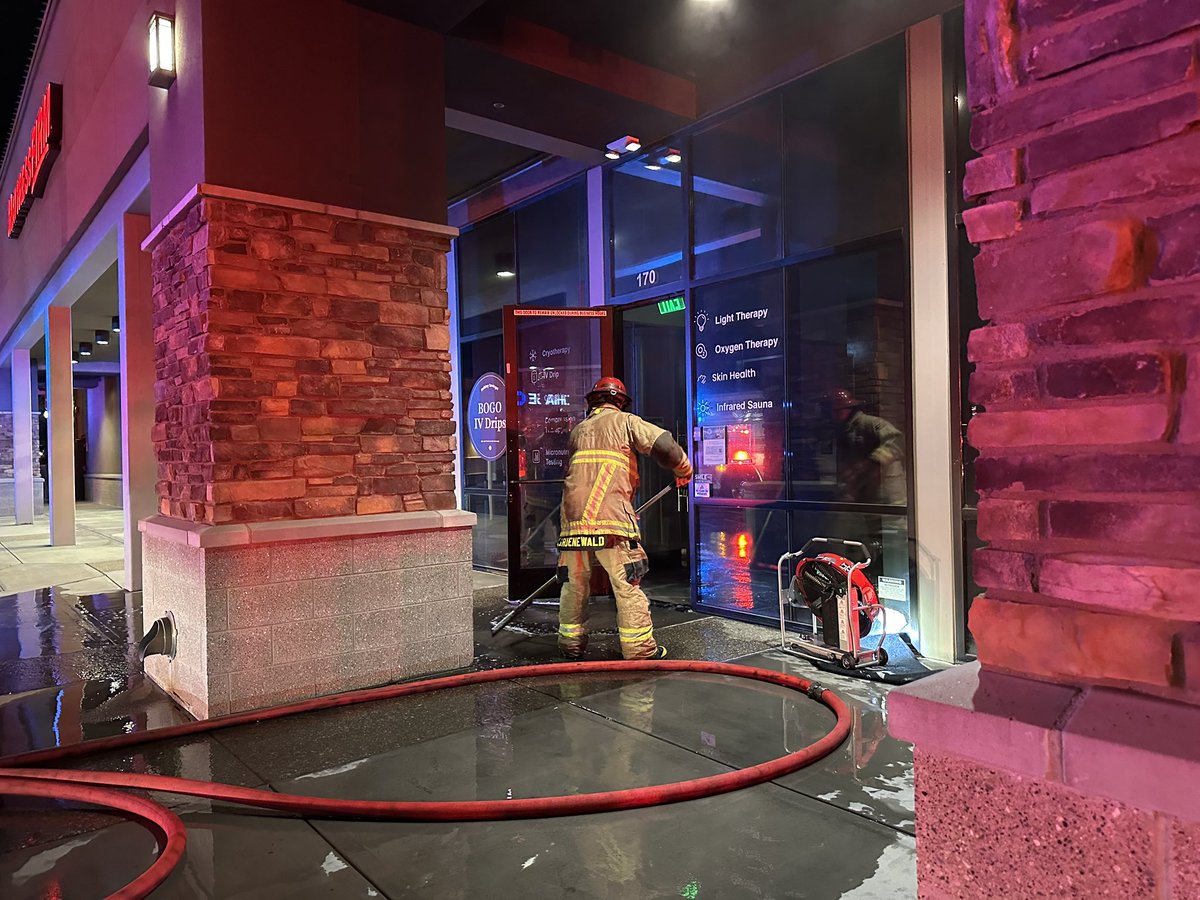 Firefighters from Phoenix and @ScottsdaleFire have extinguished a fire at a strip mall near Mayo Blvd and Scottsdale Rd. Investigators are on scene to determine the cause