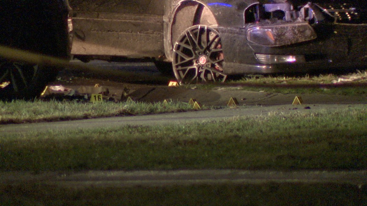 Shooting on South Moreland late Tuesday. CPD is in the final clearing stages. An SUV, a wrecked car on rims and a police truck all with bullet holes.