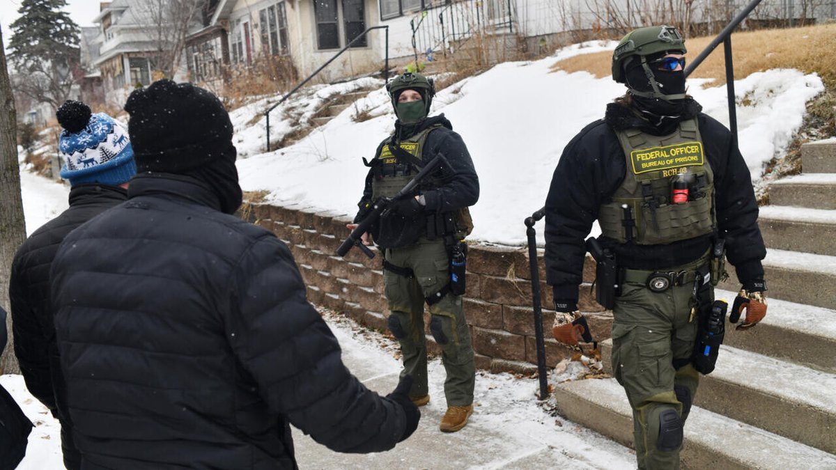 ABD'li bir yargıç, ICE ajanlarının Minnesota'daki barışçıl protestocuları tutuklamasını veya onlara biber gazı sıkmasını yasakladı.