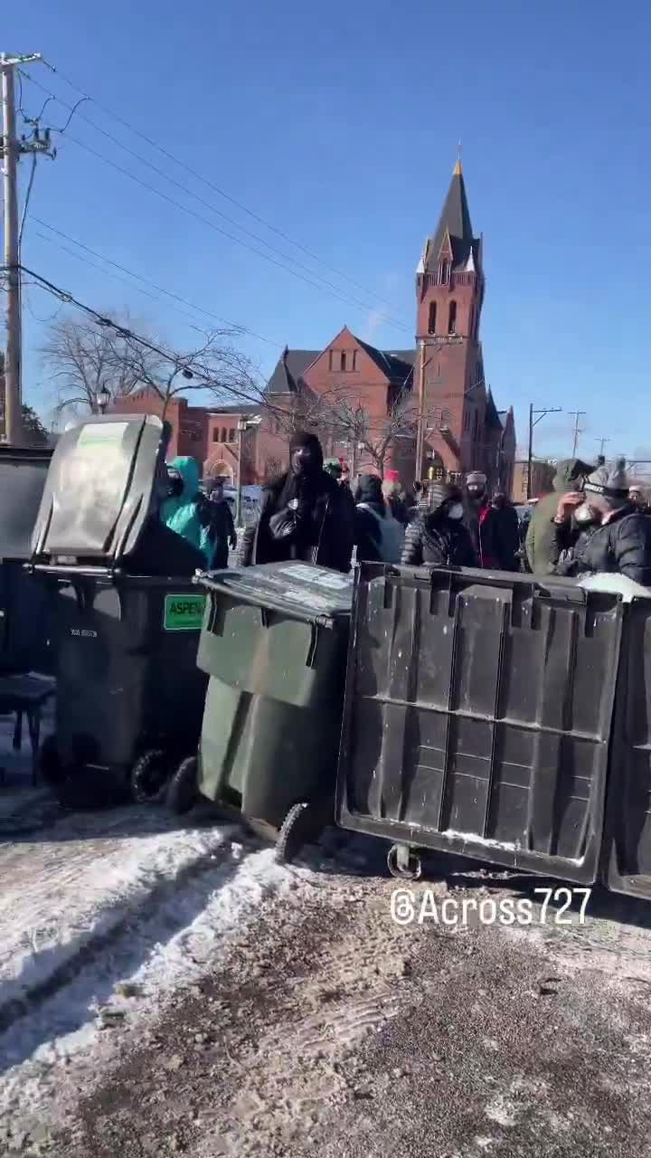Des manifestants ont bloqué la route après une fusillade impliquant l'ICE, piégeant ainsi les agents fédéraux sur place. La foule bloque les issues de secours, les tensions s'exacerbent et les forces de l'ordre auraient utilisé des gaz lacrymogènes pour tenter de dégager la circulation.