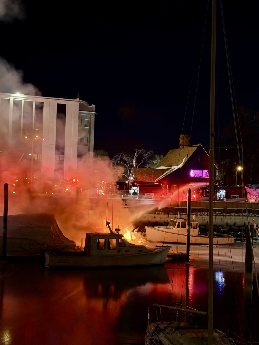 Salem boat fire at the Congress Street Marina