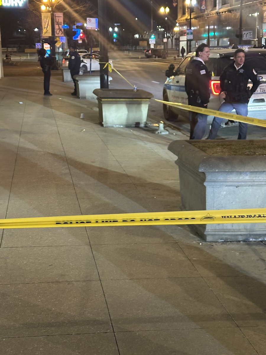 Washington & Wabash TEEN SHOT Chicago Police are investigating a shooting that left a teen wounded downtown during a “Teen Trend” tonight.
