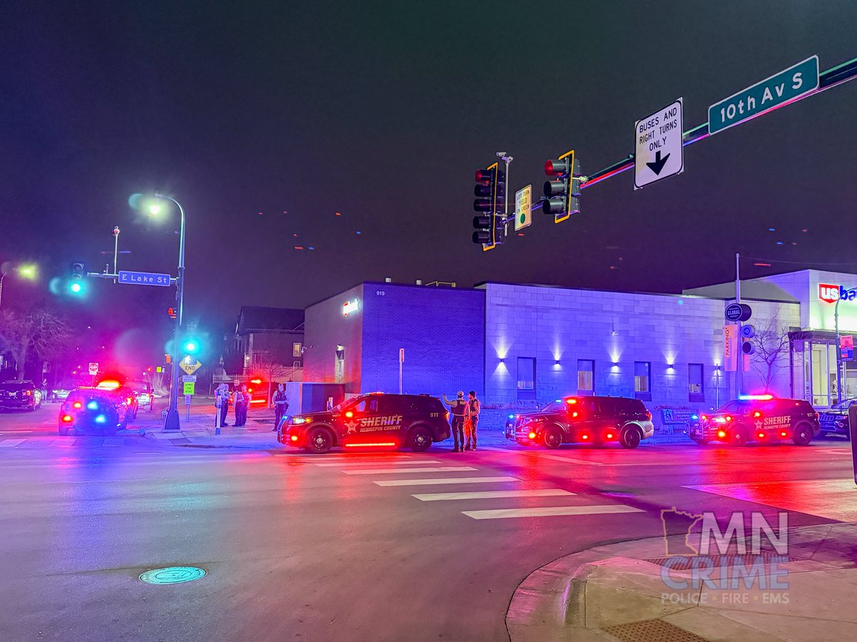 MINNEAPOLIS: Hennepin County sheriff’s deputies, MPD and Transit officers are searching for a male suspect who fled on foot from a vehicle around 10:30 p.m., with a firearm found inside the Jeep near Lake Street & Chicago Avenue, according to initial radio dispatches. The suspect