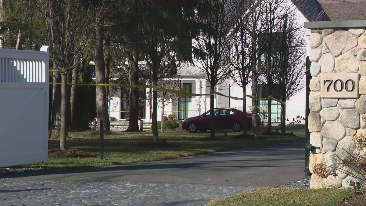 Winnetka police looking for suspects they say robbed a home at gunpoint, one posing as a food delivery driver to gain access.