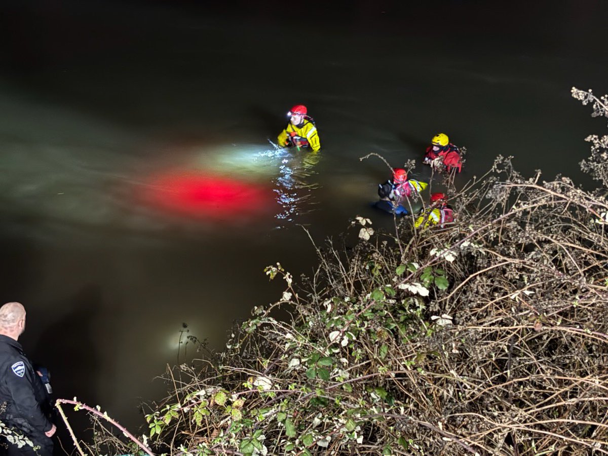 Puget Sound Fire, Renton RFA, VRFA, and @KingCoMedicOne responded to a car in the Duwamish River at approximately the 11300 block of Tukwila International Blvd. Firefighters arrived and found one car submerged