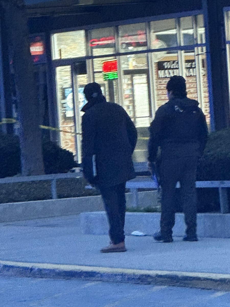 35th & Rhodes 3 PPL SHOT Chicago Police are investigating a triple shooting that left a child wounded this afternoon.  officers responded to calls of shots fired and several ppl shot. When they arrived, they found 3 gunshot35th & Rhodes3 PPL SHOT CPD are on scene for 3 ppl that’s been shot, including an 8yo child.