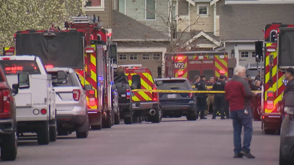 Police are investigating a shooting that left 2 people dead and another person injured in Puyallup. Investigators say a bystander shot a man who had just shot two women