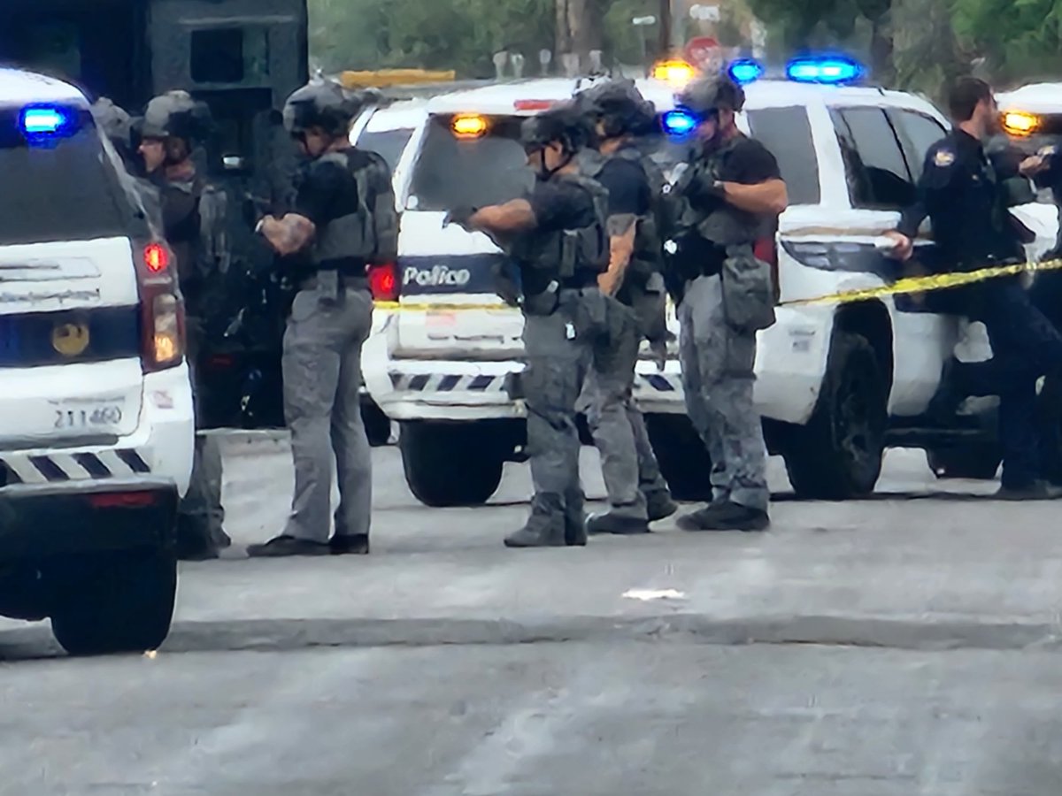 ⁦@PhoenixPolice⁩ SWAT team attempting to make contact with a person of interest that’s now barricaded in a house from an early morning shooting that injured a female near 29th Ave & Van Buren