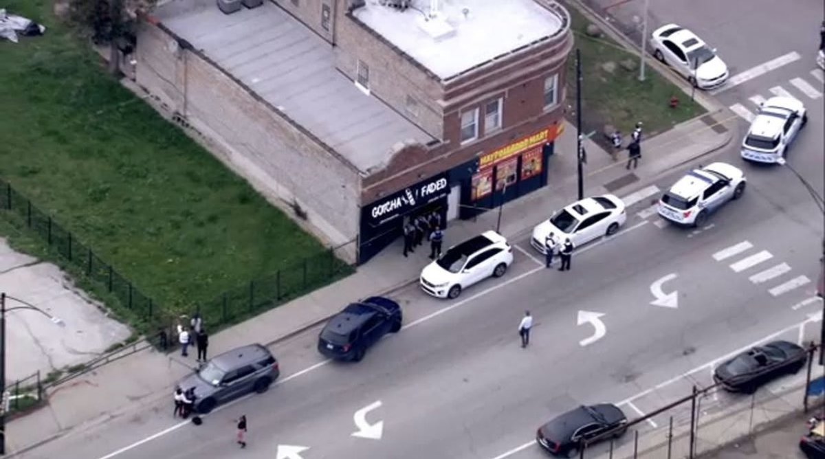 Pulaski & Maypole   4 PPL SHOT, 3 KILLED. Chicago Police are investigating a Mass Shooting that left 3 ppl dead, 1 critically wounded in West Garfield Park.