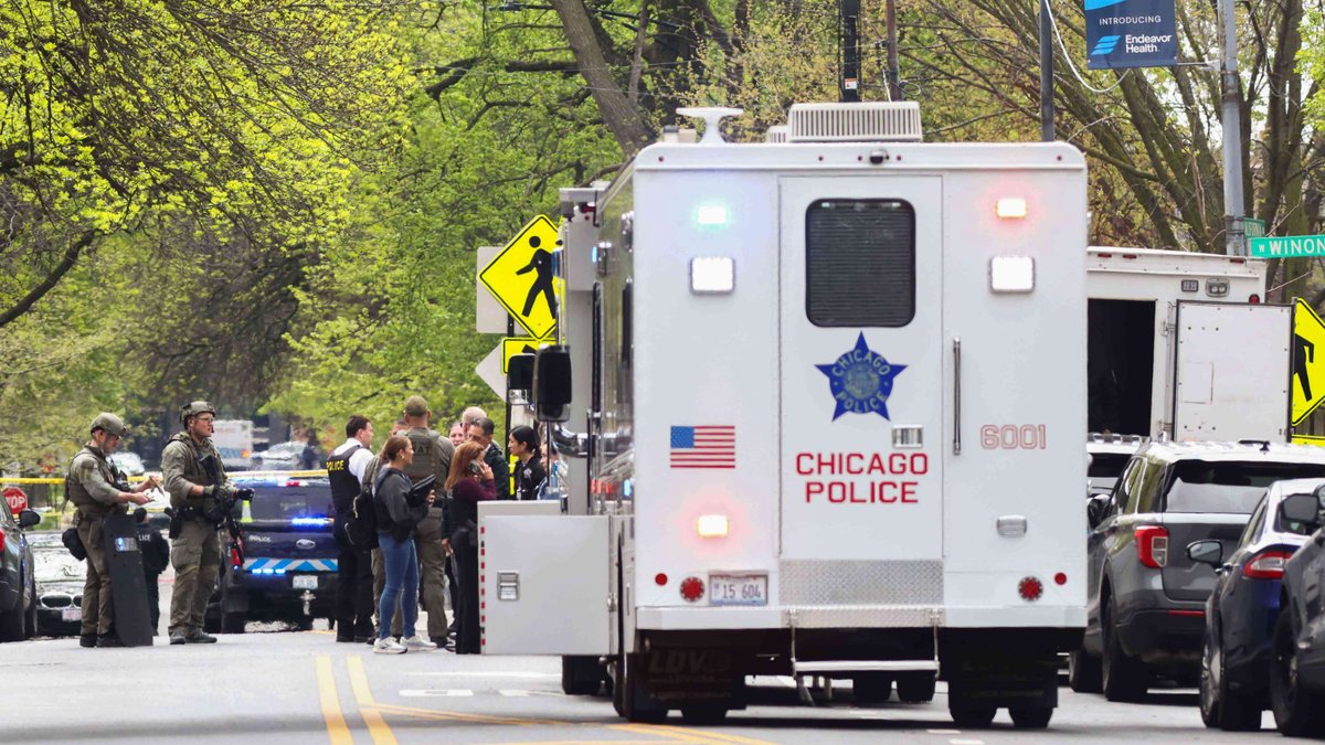 2 officers injured in shooting that led to lockdown at Chicago hospital