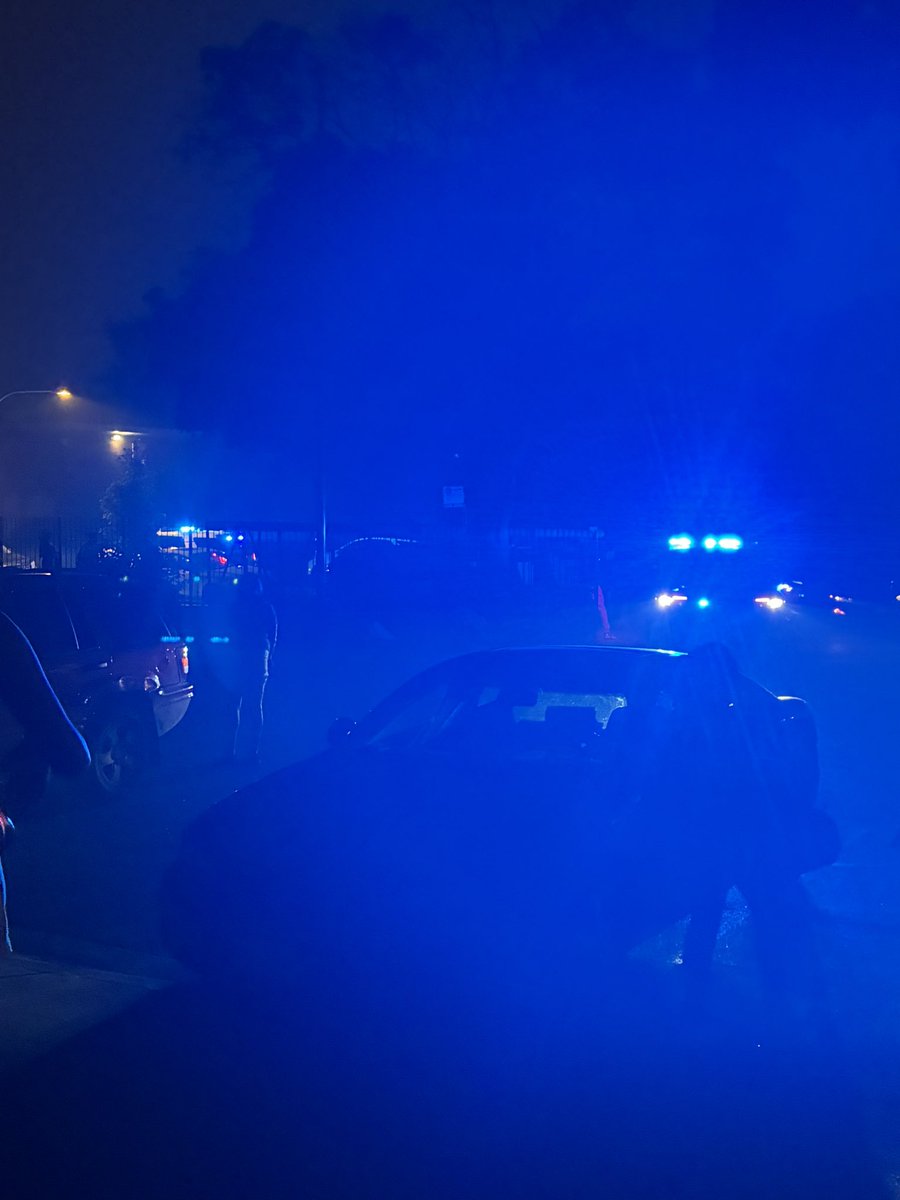 51st & Calumet MASS SHOOTING  4 PPL SHOT.. Chicago Police are investigating a Mass Shooting that left 4 ppl wounded, 1 critically tonight. The shooting occurred around 9:01pm, Officers responded to calls of several ppl shot on the corner.