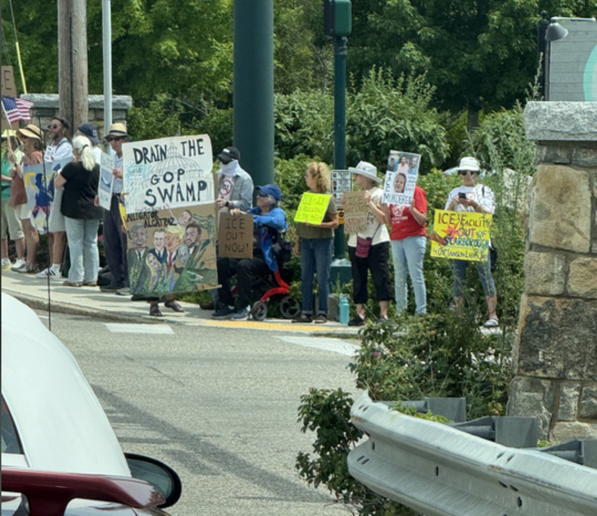 Anti-ICE protest in Scarborough today, notably drawing a much larger turnout than the protest organized by out-of-state social media influencers outside of the ICE facility yesterday