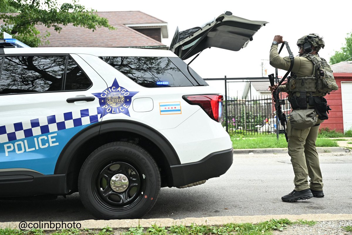 Chicago Police, SWAT respond to a reported shooting and barricade situation in the 4600 block of North Springfield Ave in Albany Park right now.