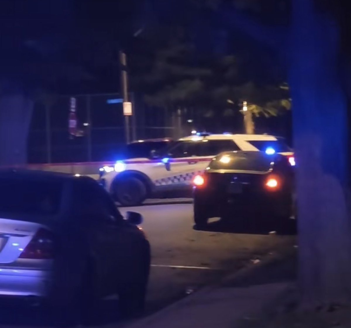 83rd & Essex MALE SHOT Chicago Police are investigating a shooting that left a male wounded during a fight. responded to calls of a person shot. When they arrived, they found a 32-yr-old male with a Hsw to the abdomen and graze