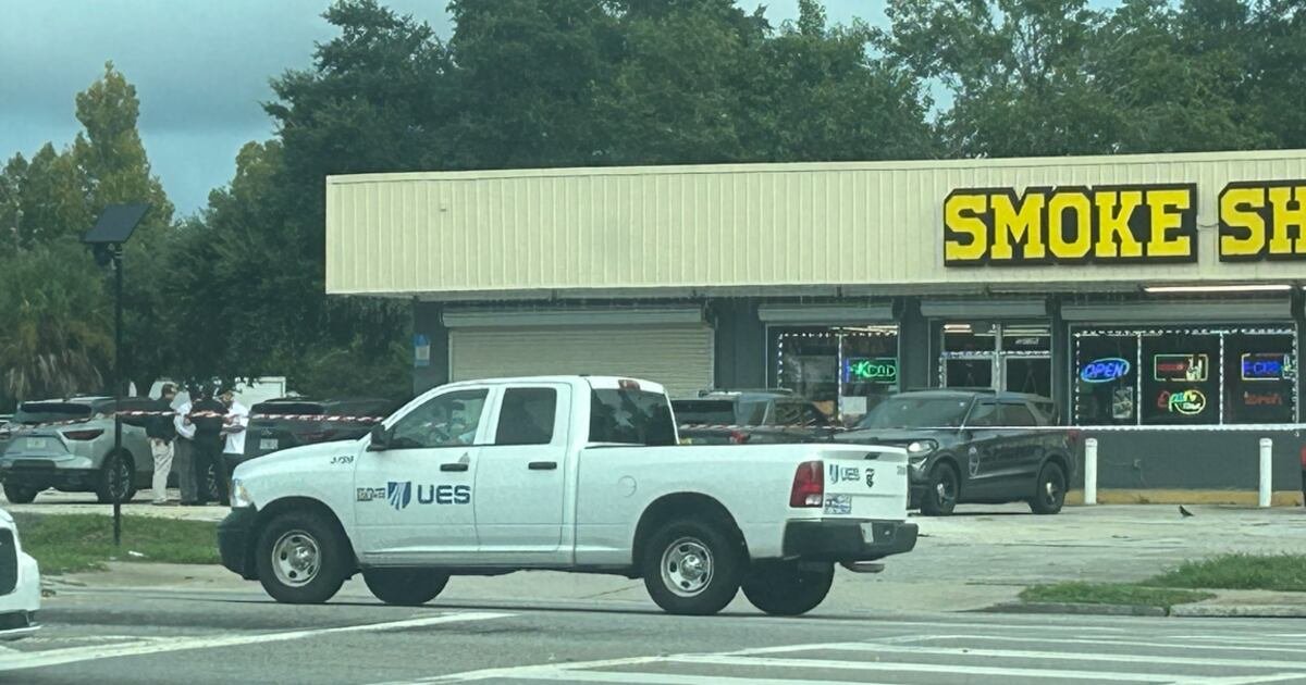 Jacksonville police investigating armed robbery at smoke shop on Westside