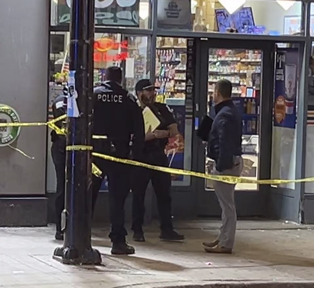 Wabash & Adams 2 PPL SHOT Chicago Police are investigating a double shooting downtown outside a 7-Eleven The shooting occurred around 9:45pm, officers responded to calls of 2 ppl shot. Upon arrival, they found a 26-yr-old male was multiple Gsws to the body.